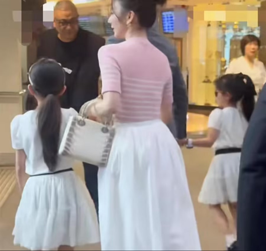 郭富城带方媛母女现身赛马场，两个女儿穿搭平价，方媛打扮很隆重 