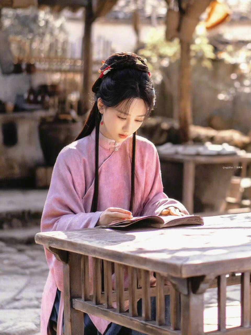 #咪咕星鲜事##曝杨紫在接触女君和熹#小紫的成功，都藏在她的每一个角色里。还是先