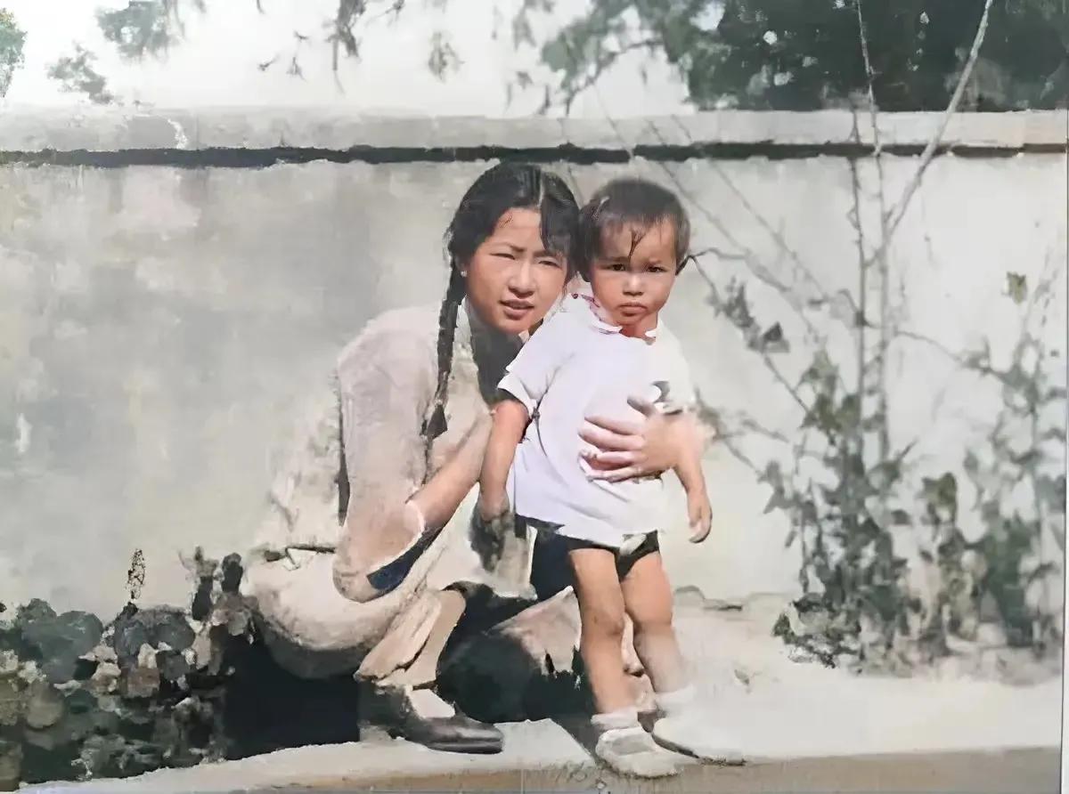 1931年，林徽因与女儿梁再冰，一同留下了一段珍贵时刻。林徽因的身姿优雅，头上扎