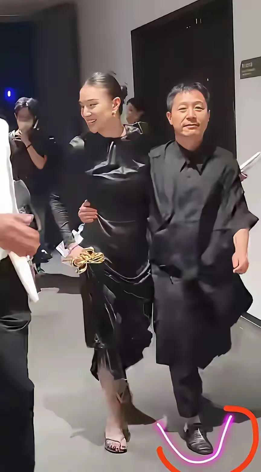 宋佳出席白玉兰颁奖典礼衣着举止引争议夏日生活打卡季 

宋佳获得了第30届上海电
