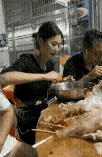 小姐姐这豪放的吃相，真不怕以后嫁不出去啊！