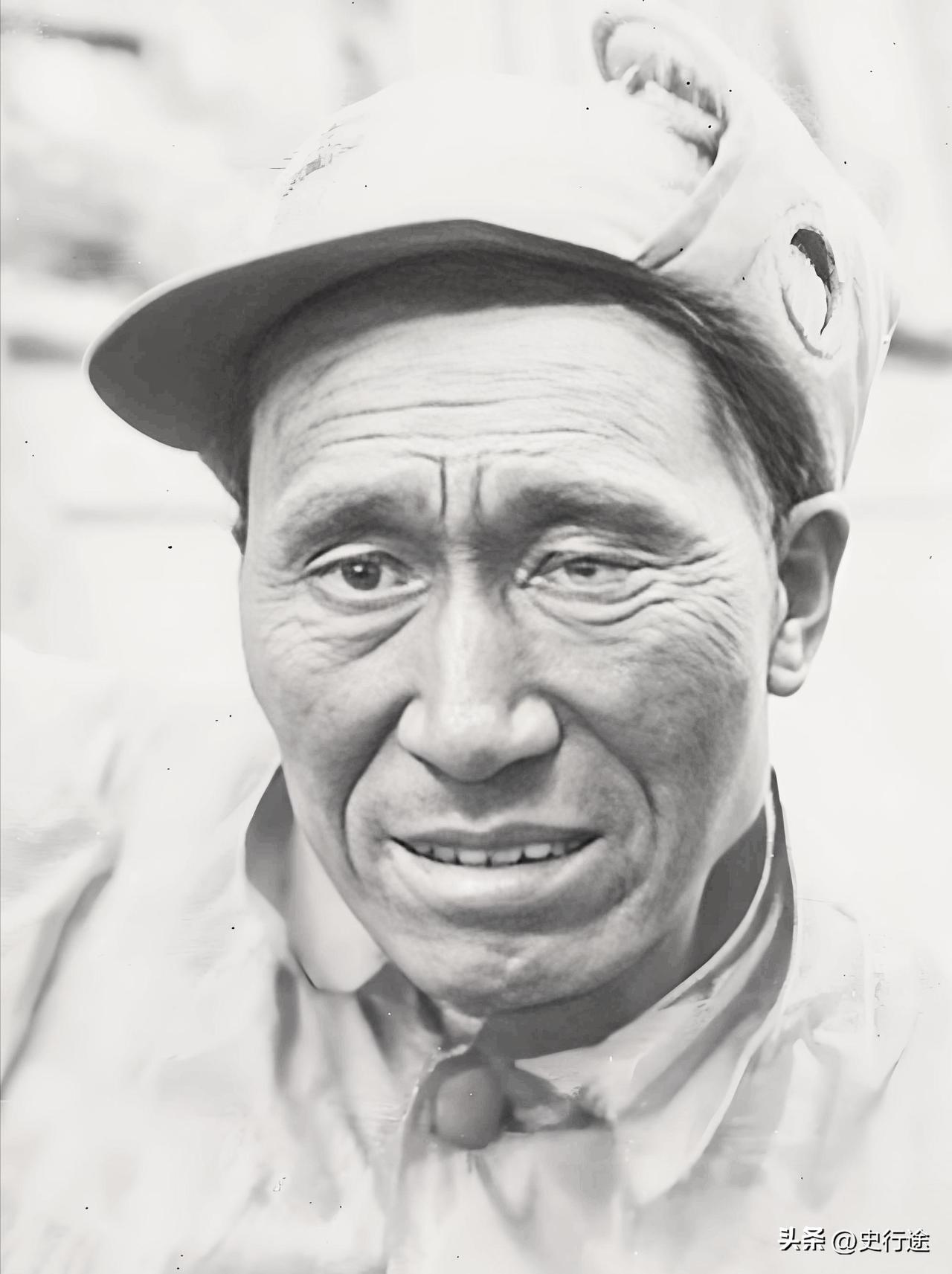 1948年12月，傅作义嫡系35军少将副师长常效伟被俘，这是当时被俘虏时的照片，