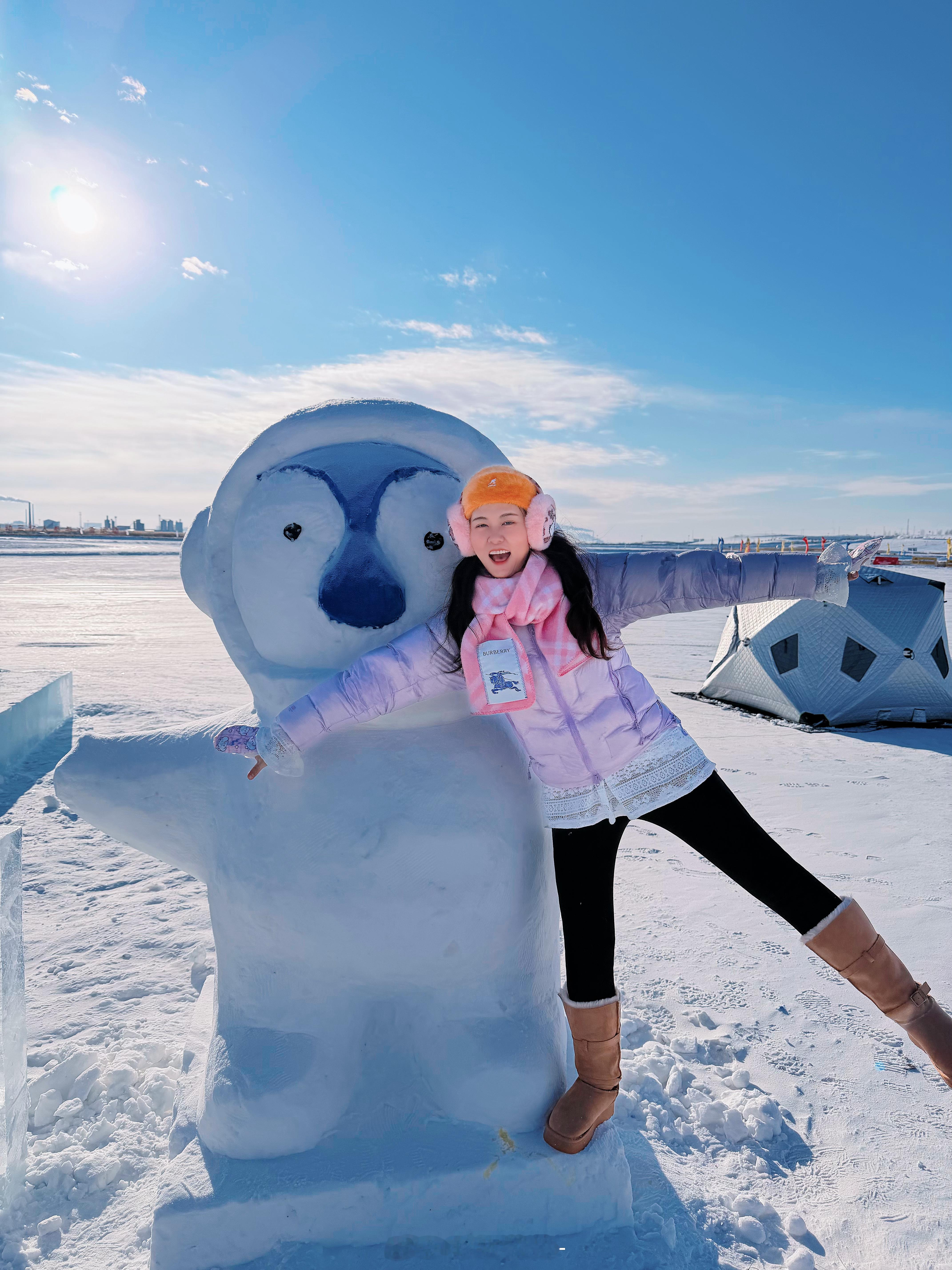 腾势这个小可爱，在呼伦贝尔做了个企鹅冰雕！太可爱啦！！！！ 