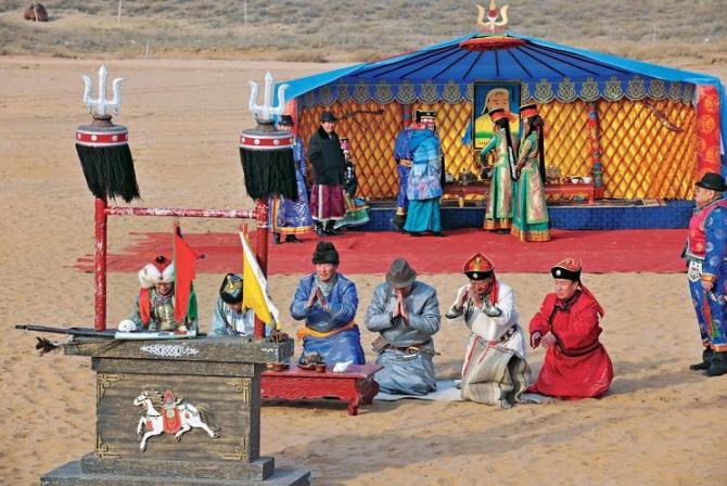 内蒙古牧民挖出神秘国宝，藏家中被村民举报，专家：成吉思汗宝物

1972年冬雪覆