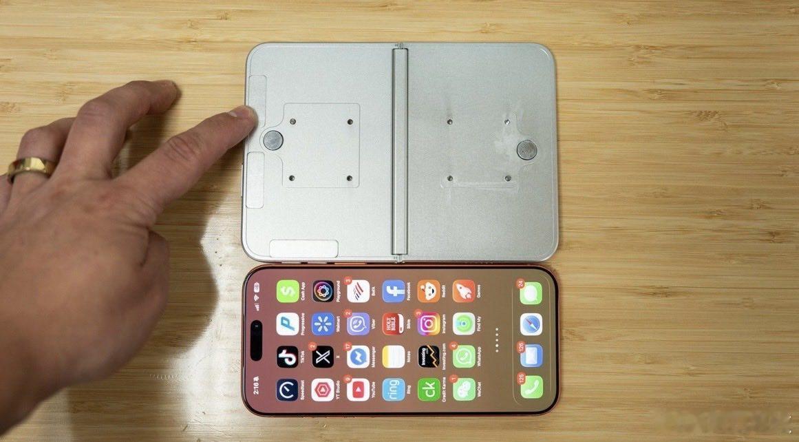 iPhoneUltra金属机模对比图相比于 iPhone 17 Pro Max 