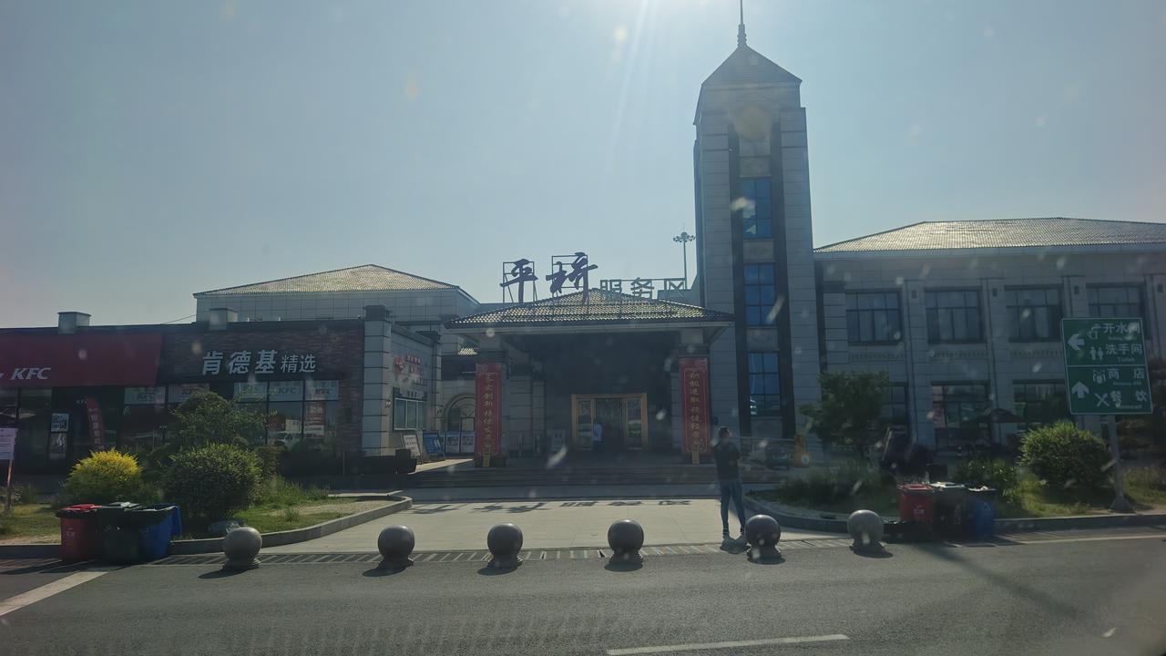 一回家就着急，早上五点就开了，到现在开出了三百多公里。停下来吃早饭，不知道今天能