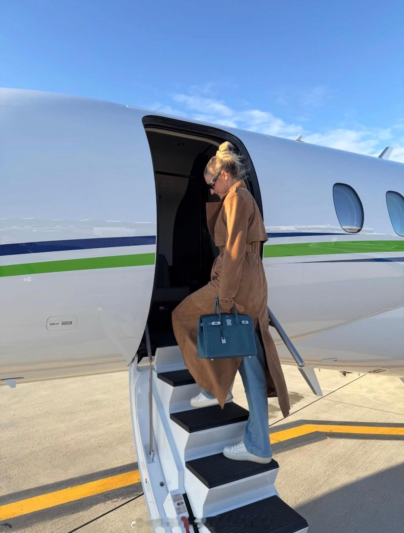 普利斯科娃坐私人飞机旅行。 