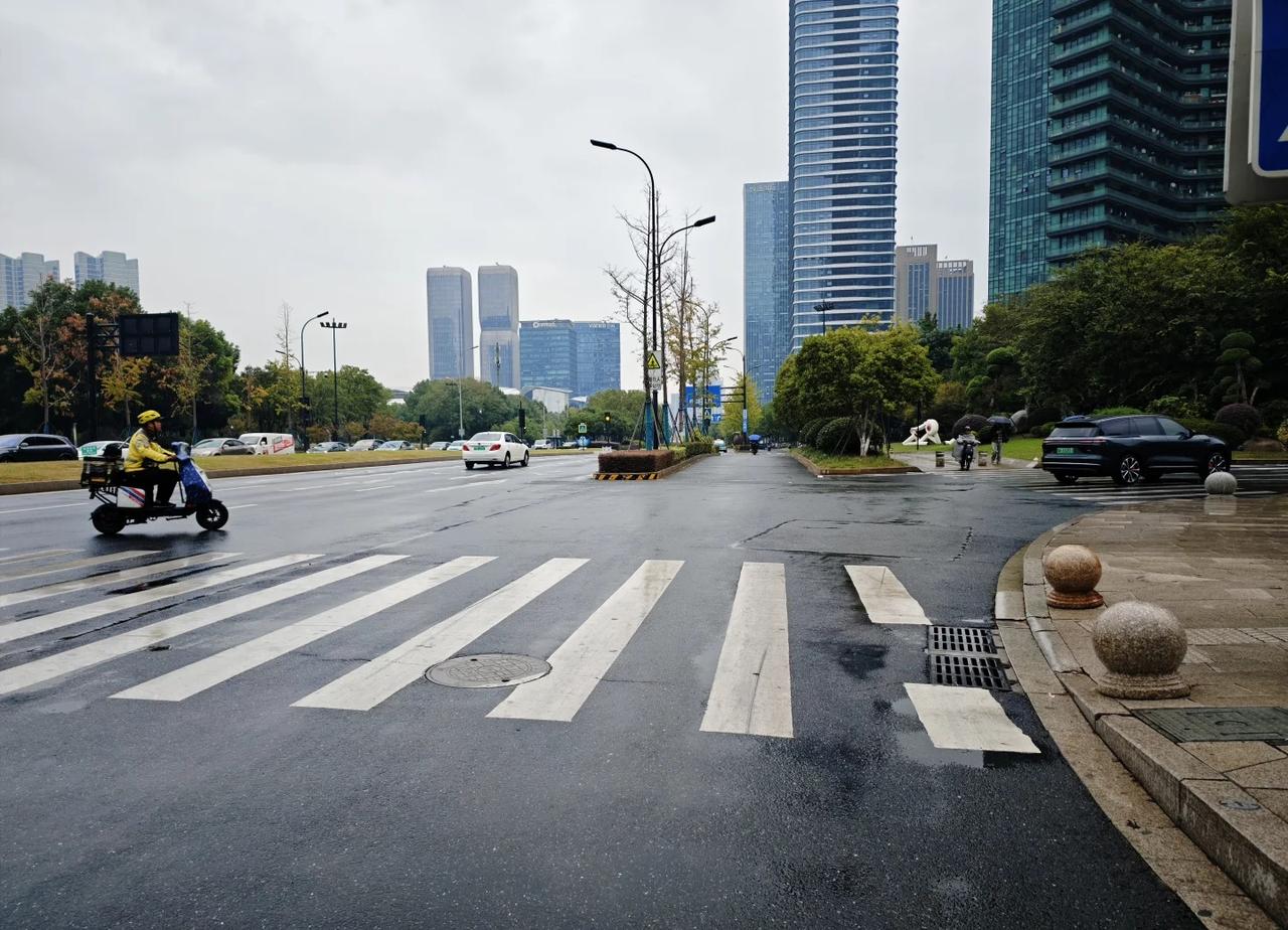 感谢今早帮助我的两个路人
早上骑电瓶车上班，东西掉了急刹车。刚下过雨路面湿滑，连