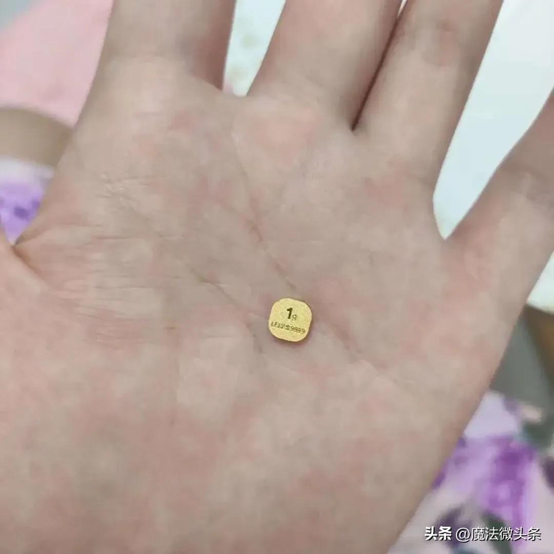 囤“小克重黄金”的年轻人，亏惨了？现在年轻人流行囤“小克重黄金”，有人说他们亏惨