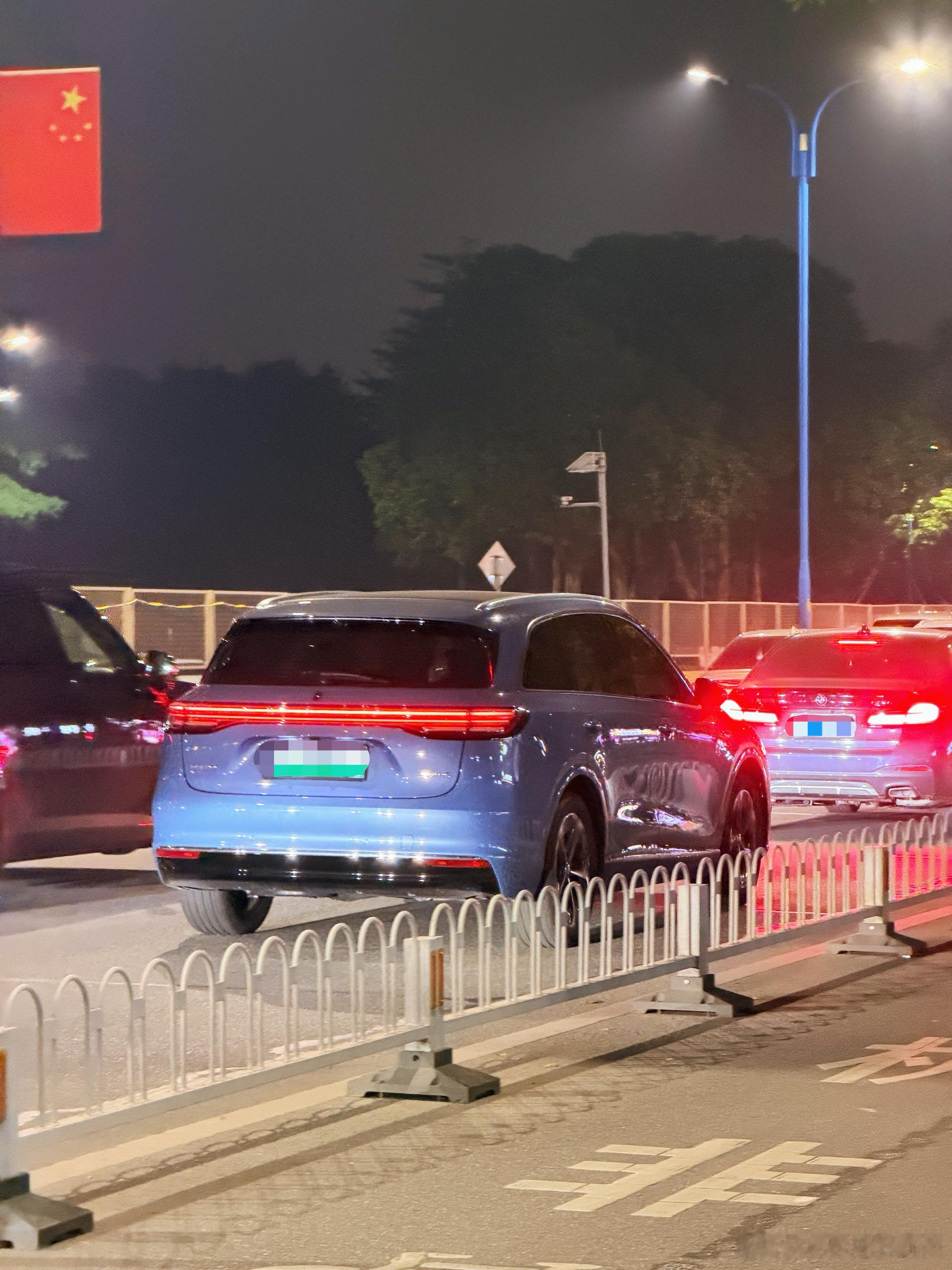 晚上散步看到一台云水蓝尚界H5夜色下质感还是很不错的，看上去不像是20万不到的车