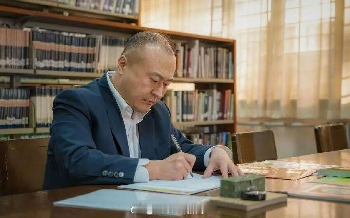 刷到这个热搜，第一反应不是感动，而是想拆解一下背后的传播逻辑。

现象本身很简单