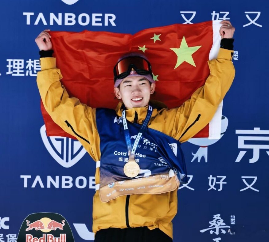 从《智取威虎山》里的“小栓子”，到雪上凌空的奥运冠军，苏翊鸣的每一块奖牌，都藏着