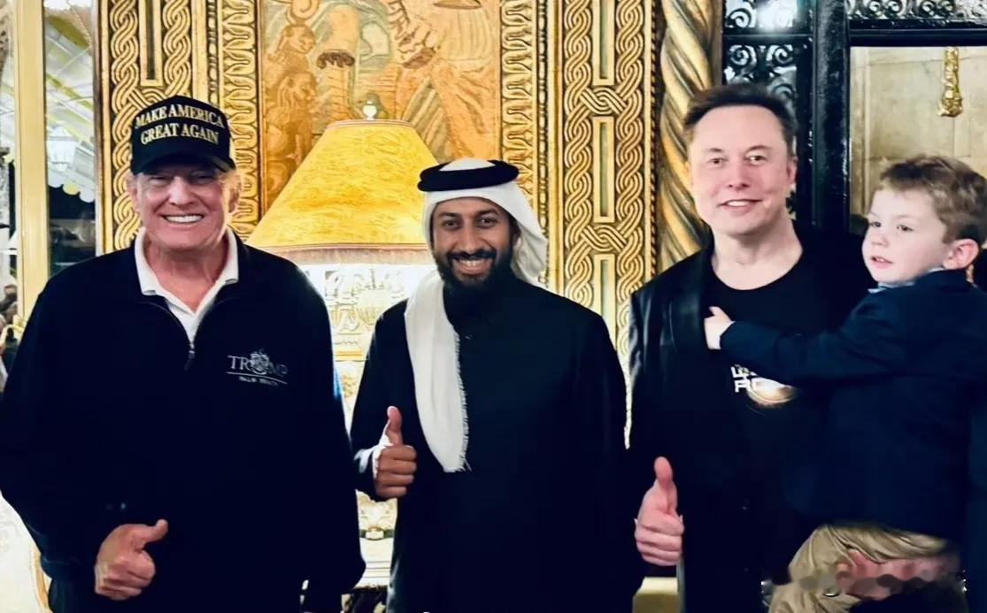 特朗普飞往华盛顿之前与马斯克、X娃在海湖庄园合影。
就职典礼周一举行，庆祝活动将