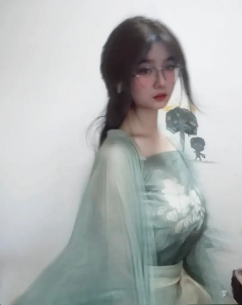翻遍相册终于找到了穿古装的咯