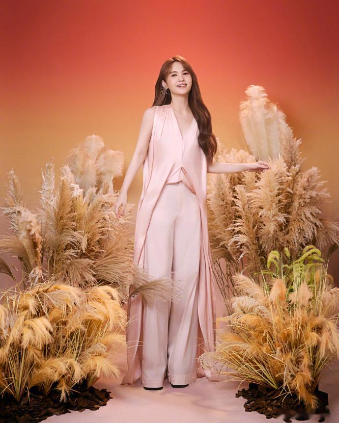 杨丞琳音色女王来的杨丞琳天赐的声音《爱河》唱功与音色双双出彩！温柔声线张力十足，