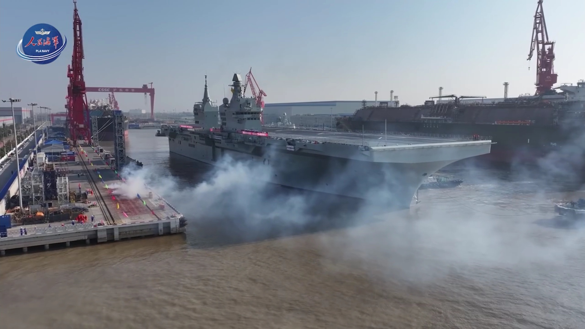 在鞭炮声中，四川舰解缆启航，赴相关海域开展首次航行试验任务。 