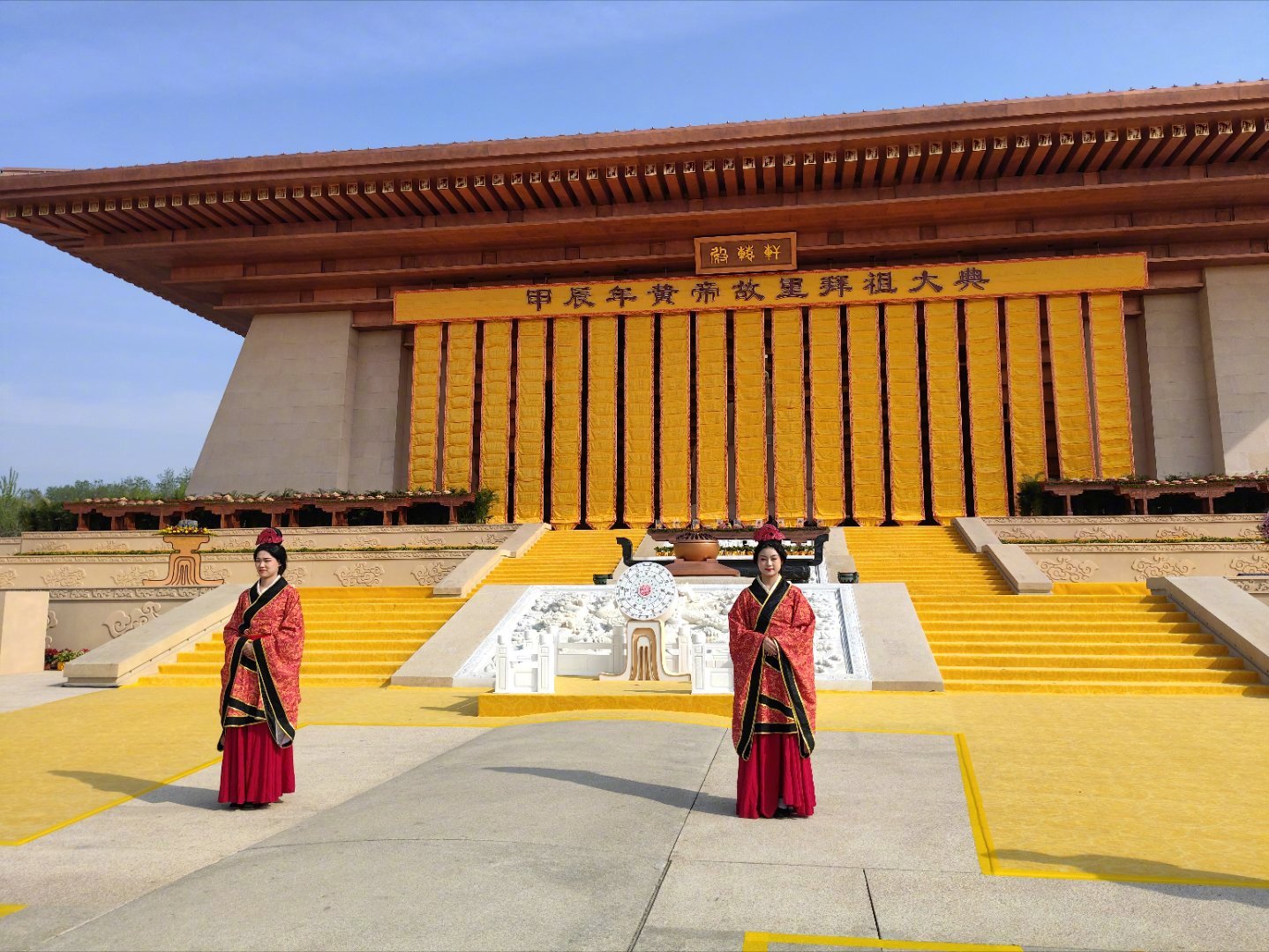老胡今天上午在郑州新郑黄帝故里参加拜祖大典，与有荣焉。黄帝生、长、成于斯，后带领