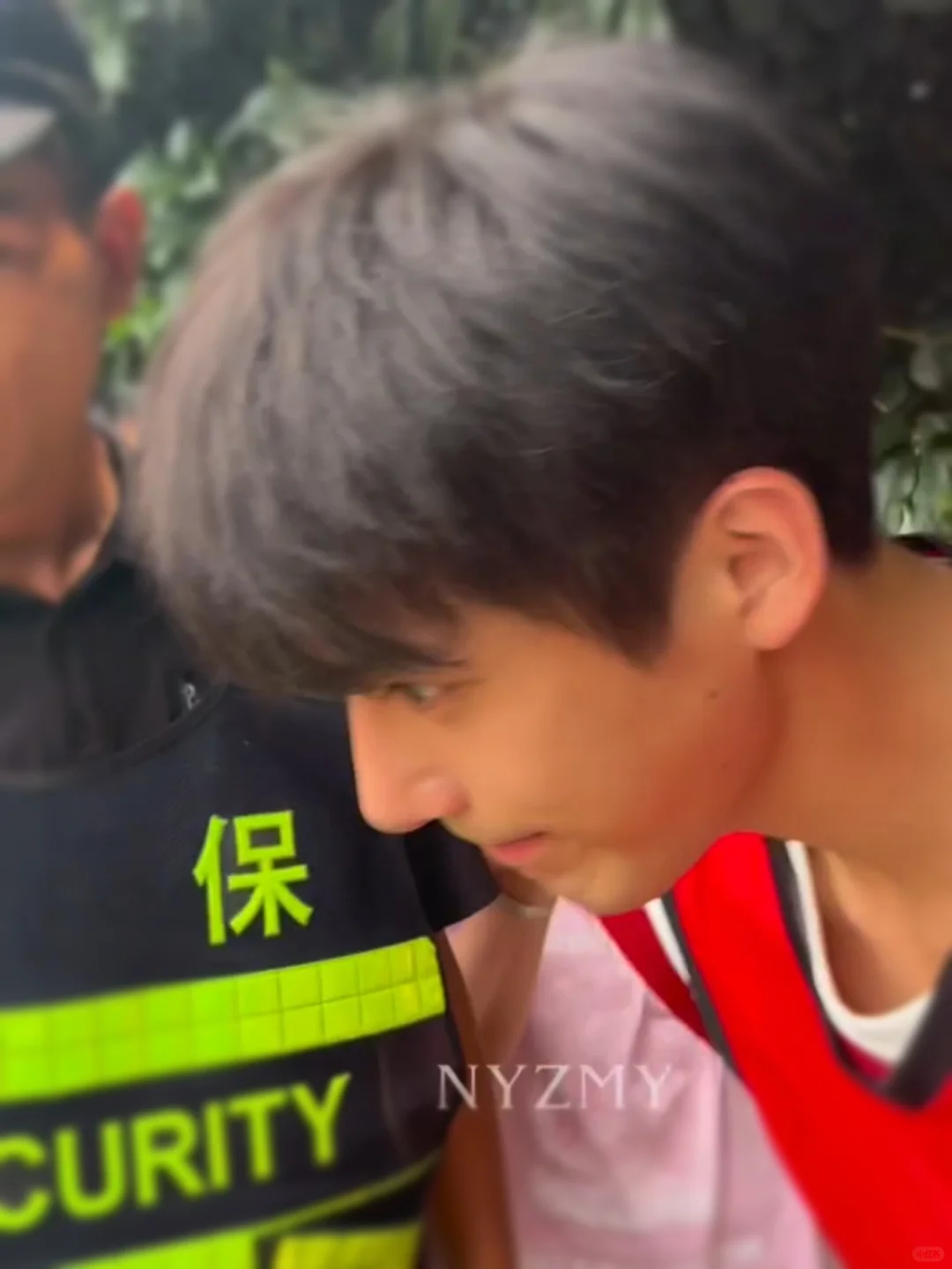 王安宇的头发剪短了|王安宇
