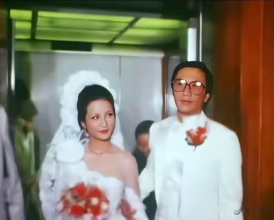 1979年，谢贤和狄波拉世纪婚礼的老影像，那时劳斯莱斯开道，周润发做伴郎，丽晶酒