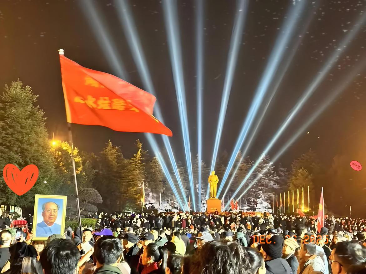 12月26日正是伟大毛主席的诞辰

凌晨的韶山冲挤得满满当当，天还没亮，毛泽东故