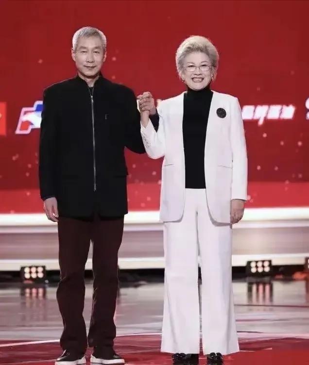 左边刘佩琦，右边宋春丽，两位都是实力派老艺术家，人品一流，演技超棒！[赞][赞]