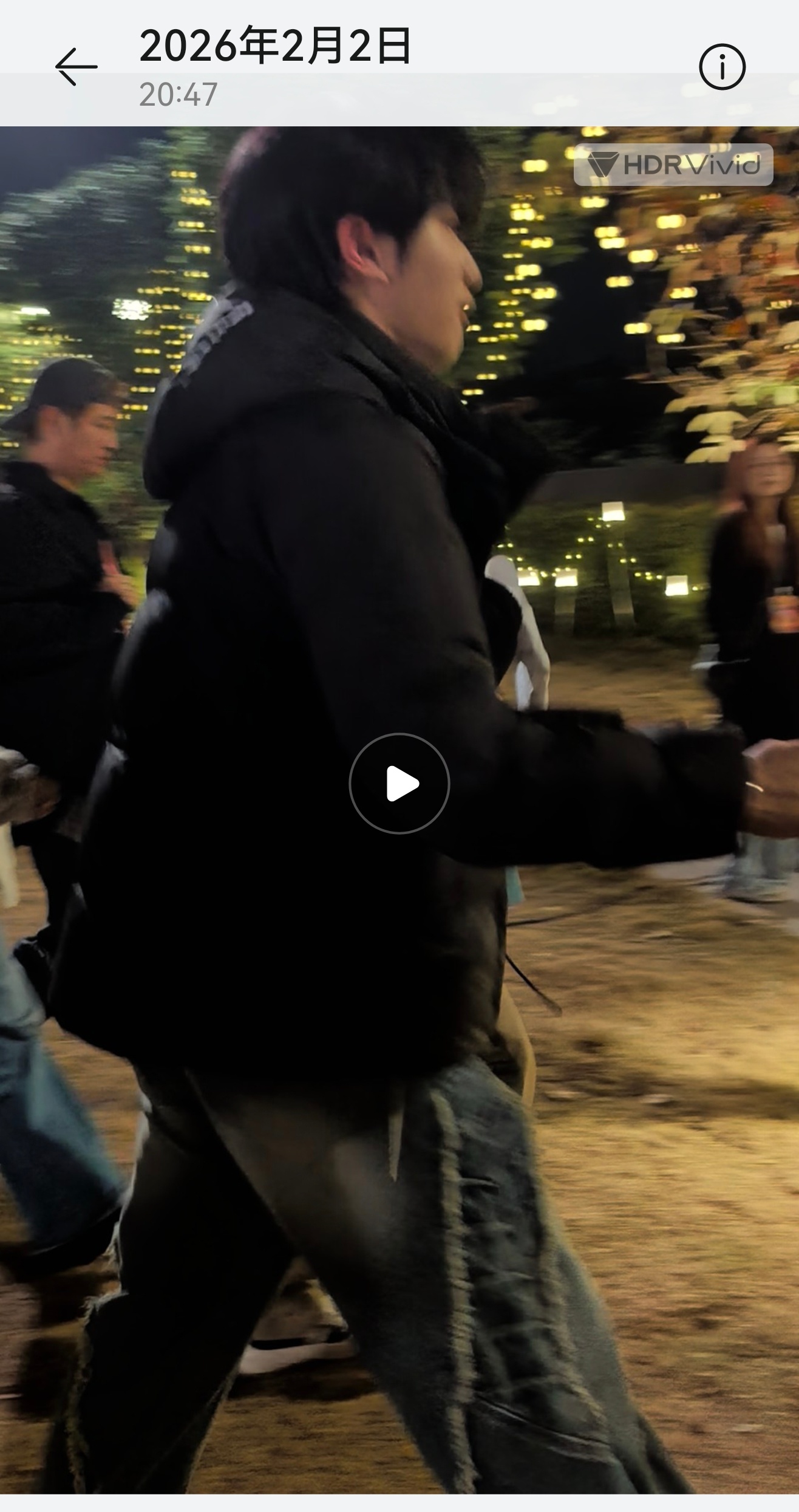 我才发现我把我距离丞哥最近的一个3秒视频删掉了 只留下一张截图 反正就是从我身边