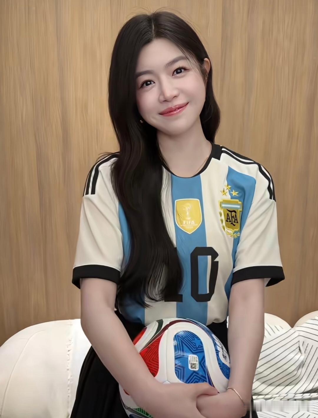 陈妍希少女感也太强了！陈妍希身着阿根廷队球衣官宣世界杯相关活动，如今43岁的她元