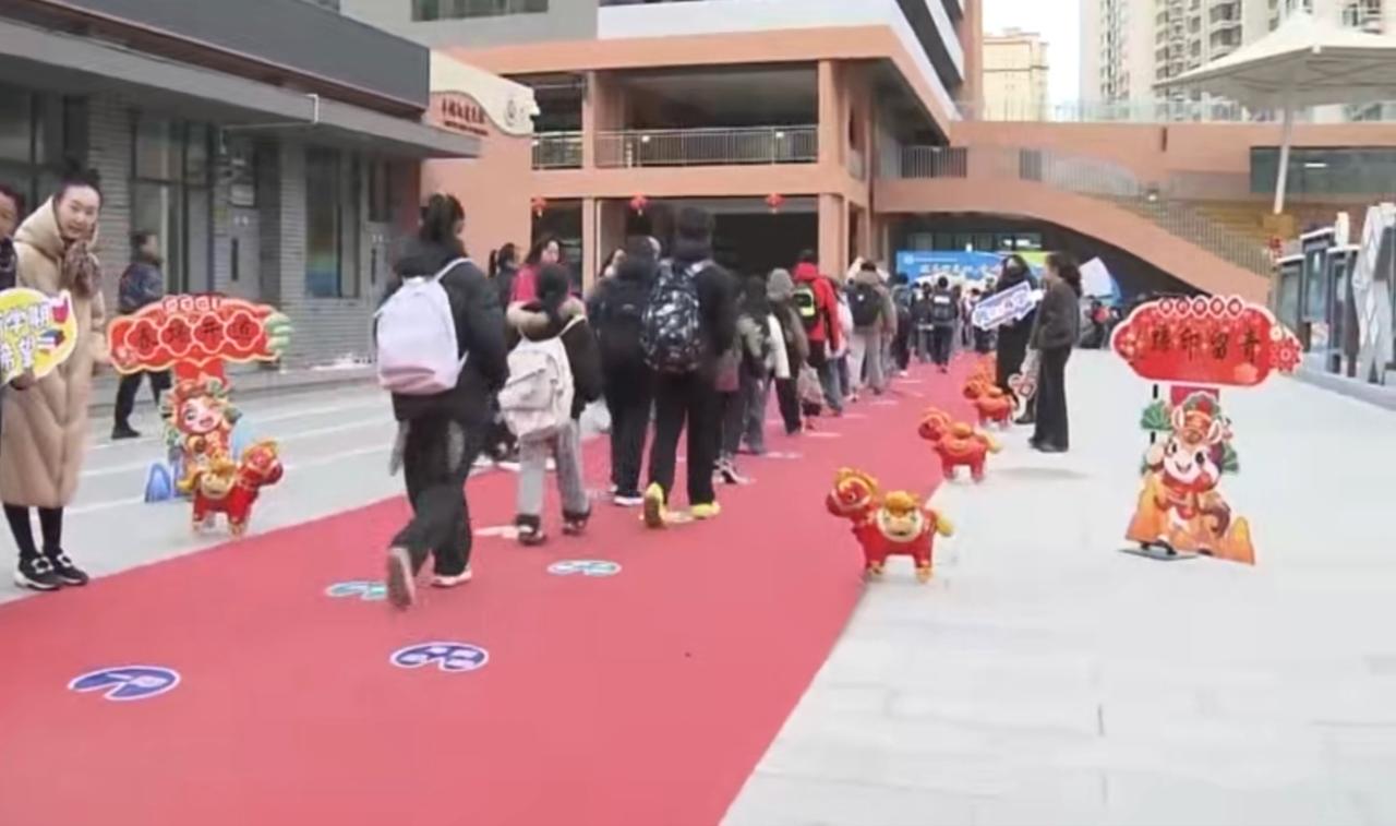 2026年春季新学期启幕，各地中小学迎来朝气蓬勃的开学季。红毯铺就迎新路，孩子们