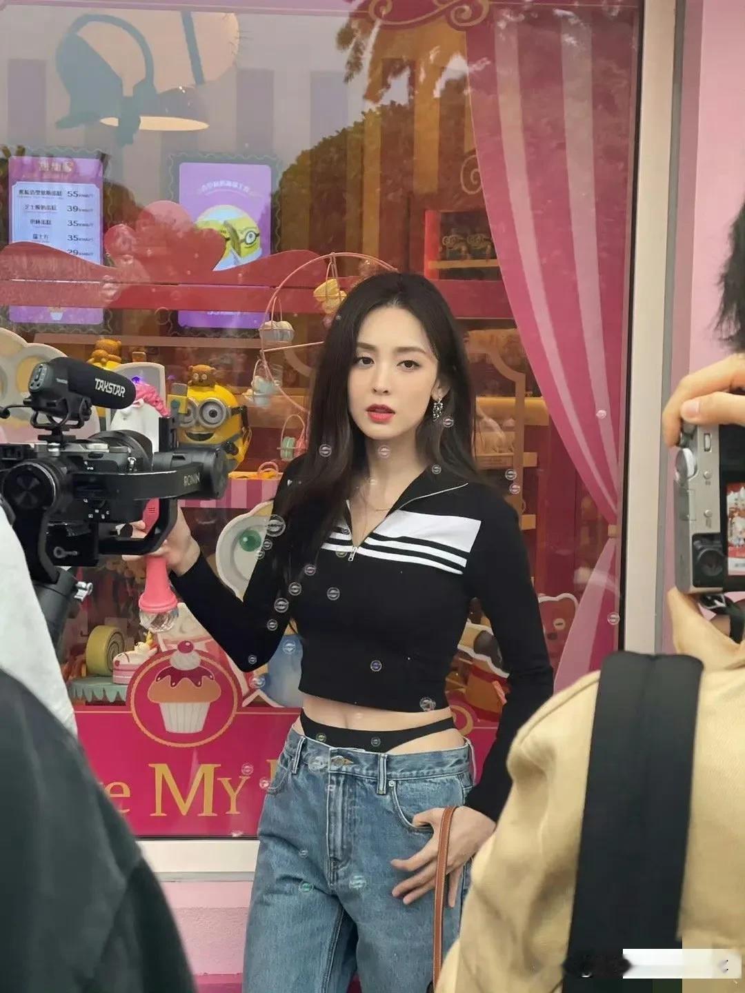 据说古力娜扎曾经上热搜的裤子灵感来自郭富城版的步惊云，仔细一看外部轮廓，的确很像