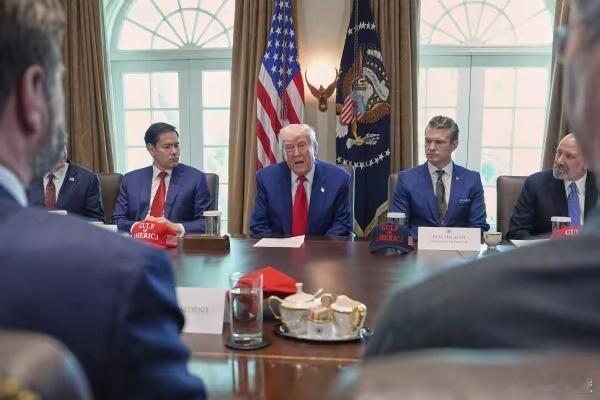 一群富翁竟要求美国儿童做牺牲 一帮亿万富翁团座在一起开会，商量着让美国娃‘为国牺