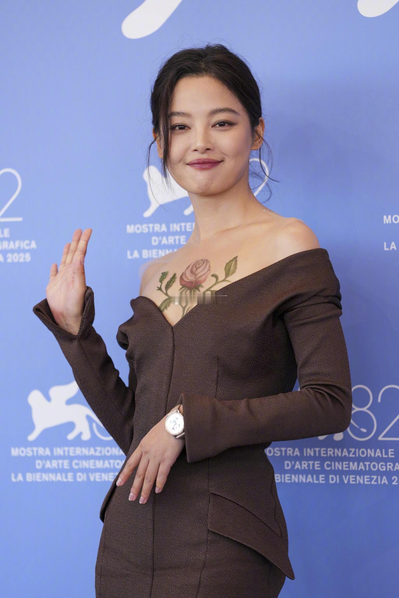 辛芷蕾扛住了外媒镜头当很多明星躲避外媒镜头，辛芷蕾却勇敢迎上。生图直出之下，她面