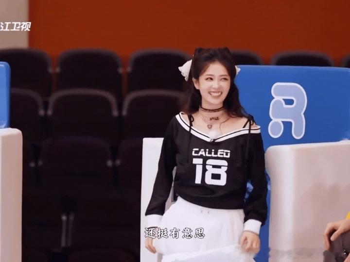 白鹿自己摔了还不忘扶周洁琼白鹿摔了站起来先扶周洁琼奔跑吧  又是被白鹿的细节圈粉