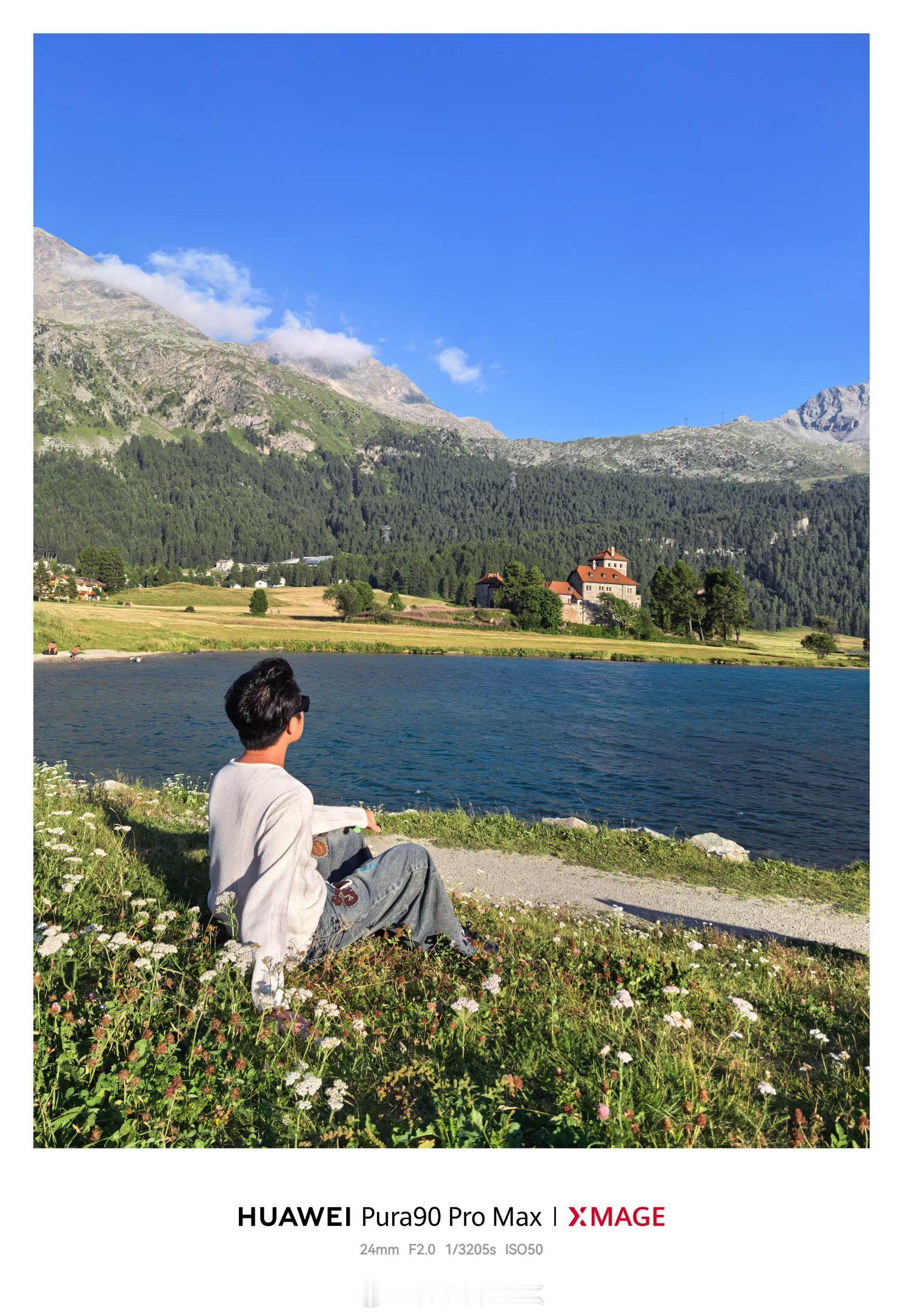 🇨🇭圣莫里茨旁边的席尔瓦普拉纳湖把仰望U7停在湖畔，身后古堡静静伫立，背靠阿