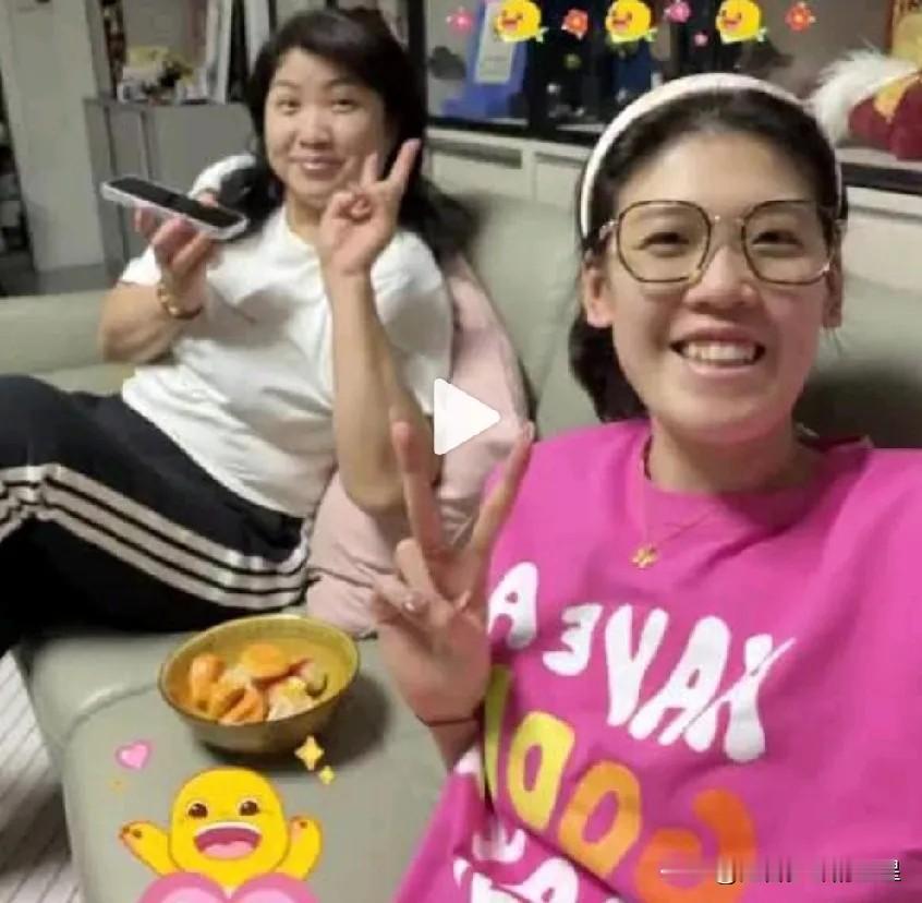 李盈莹这赛季是不是要安心养伤了？看她分享的生活照，又是鲜花又是美食，还追着剧，戴