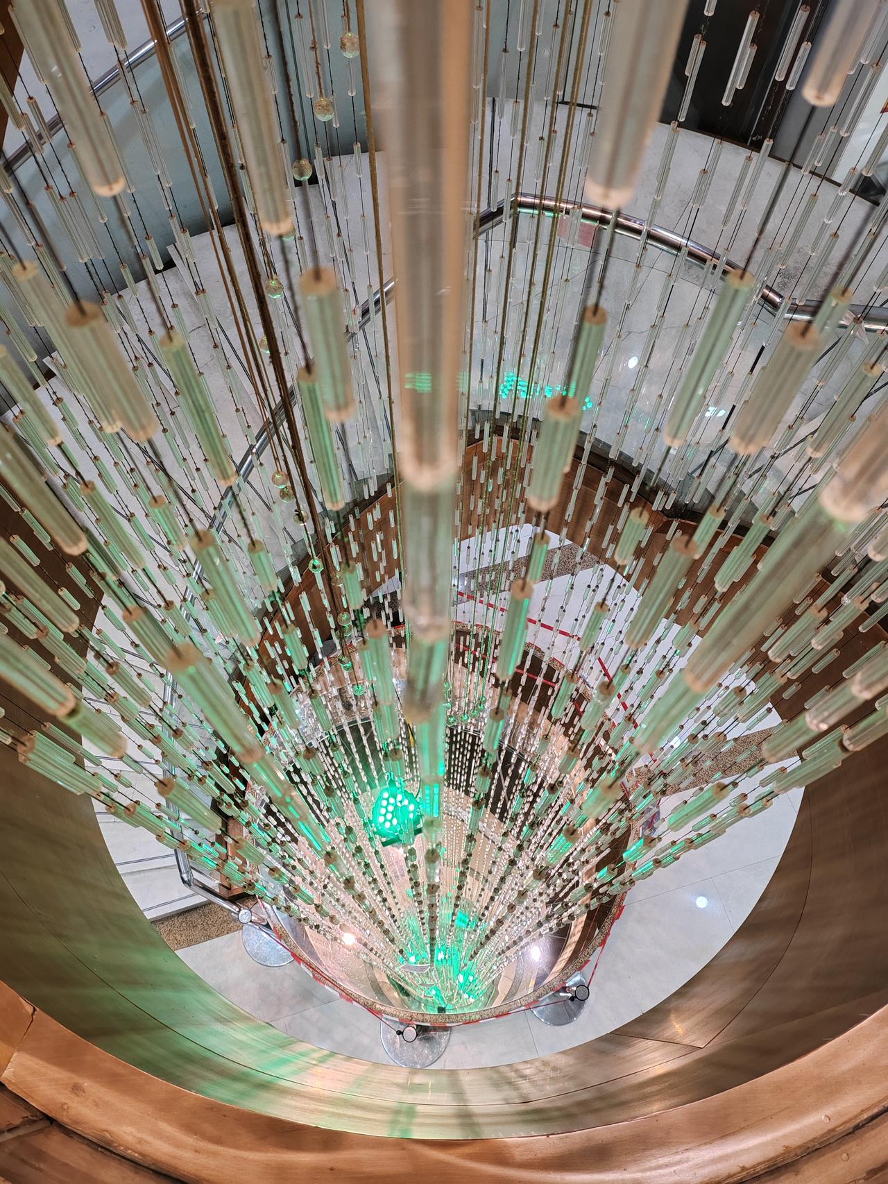 垂落的水晶，是空间里流淌的诗。光影在通透间交错，编织出一室的浪漫与精致，生活的美