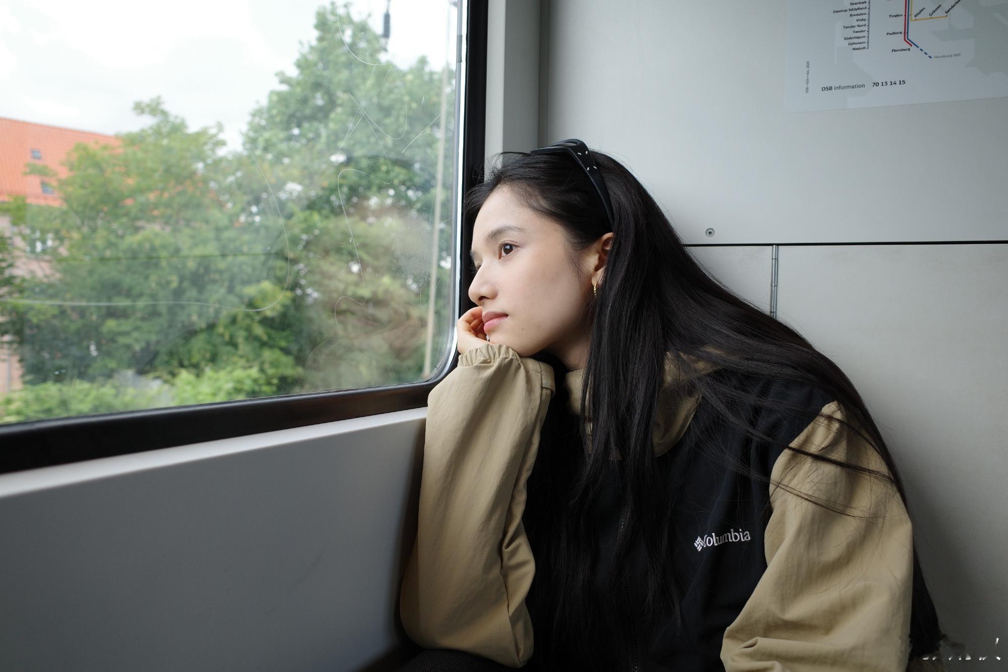 👸🏻的朋友圈在书屋上整点🍻，看落日🧡 ​​​