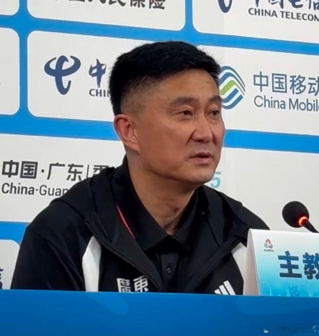 赛后杜锋指导回应杨鸣的广东队独一档言论“杨鸣指导连续几年拿到冠军了，广东男篮已经