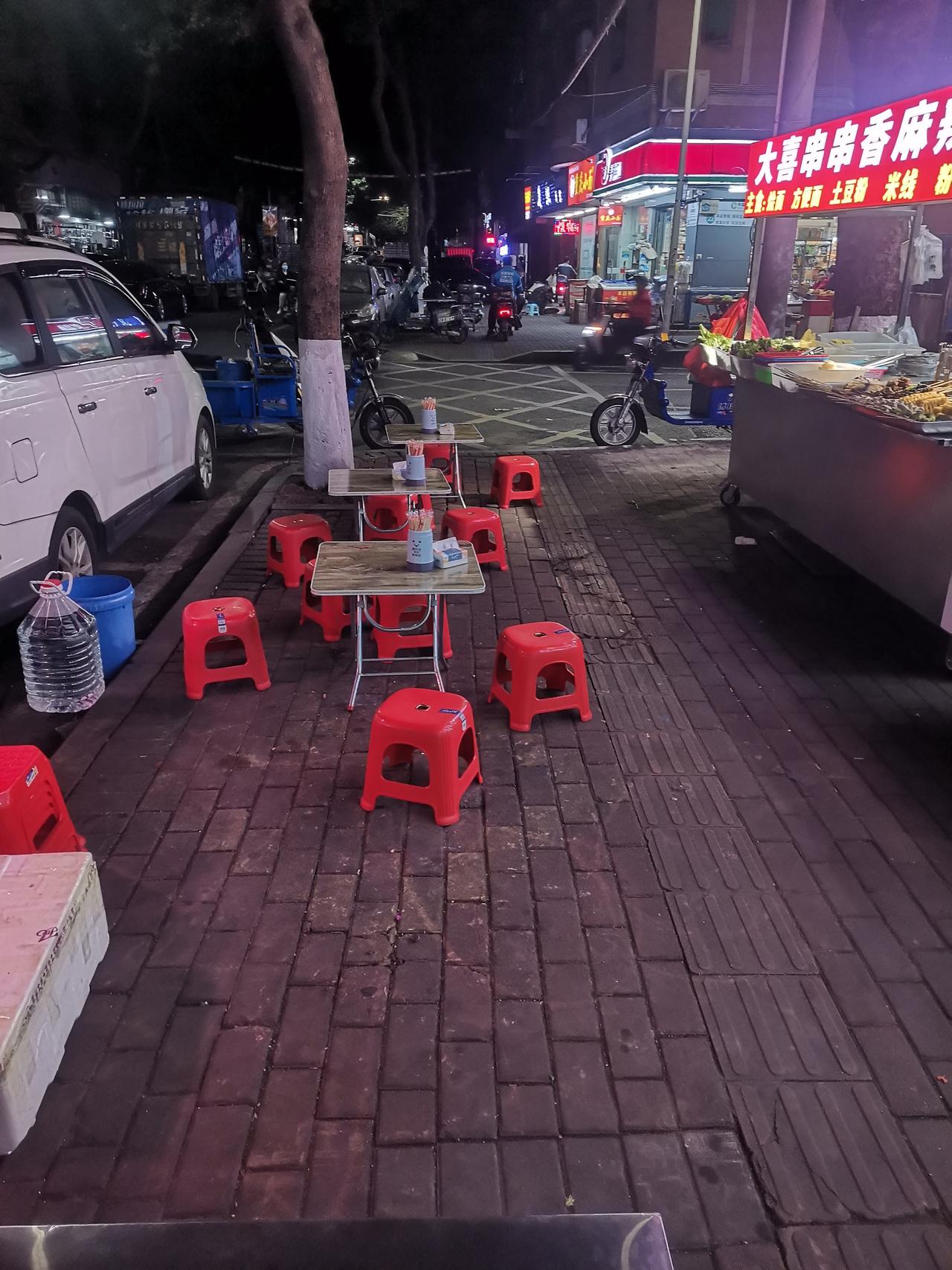 寒冬摆摊人

寒气今来袭，
档口冒热气。
街上行人少，
夫妻刷手机。
忽有客光顾