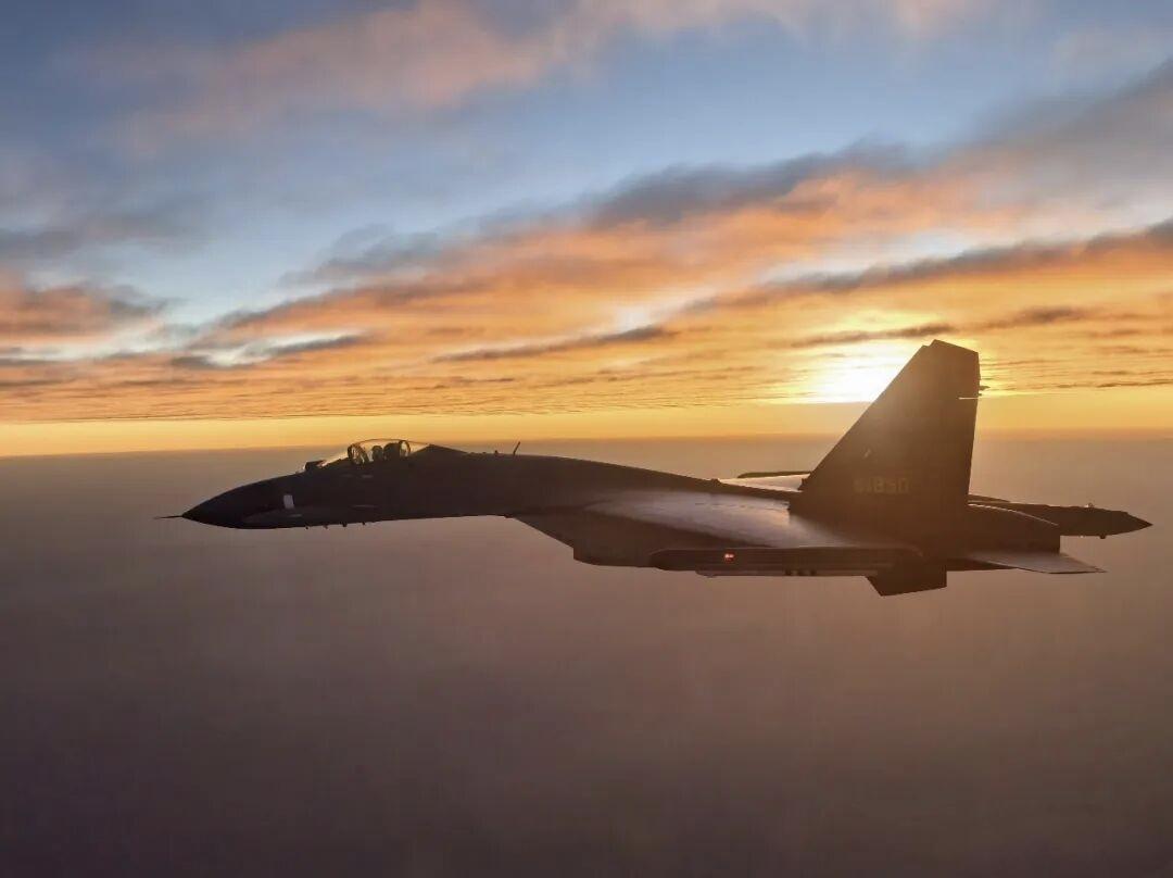 早晨第一缕阳光中的战鹰，那矫健的身姿保卫着这片天空的安宁。34年前，从第一架苏2