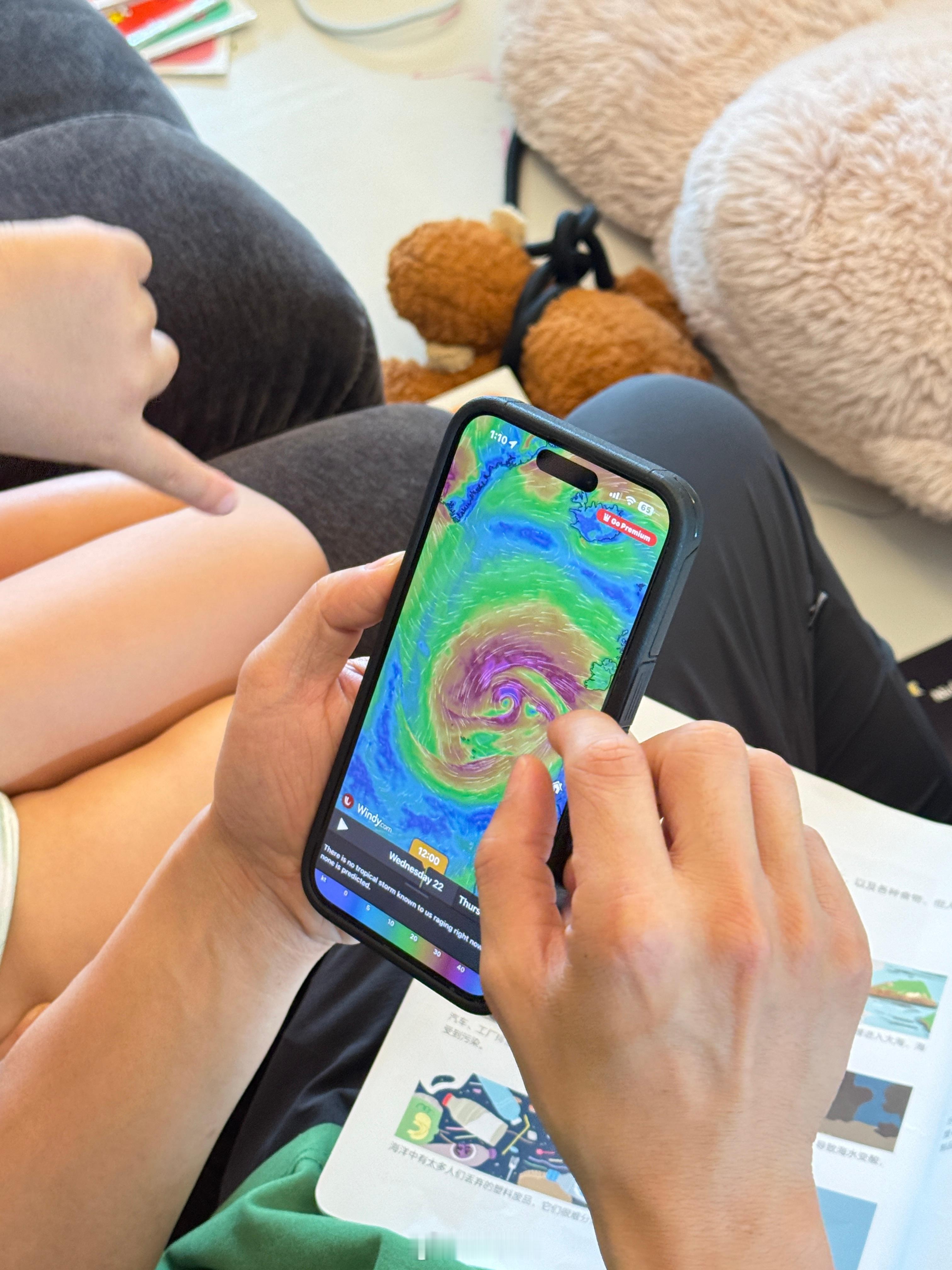 大小素就这么看了十几分钟手机，聚精会神严肃讨论凑近一看： 