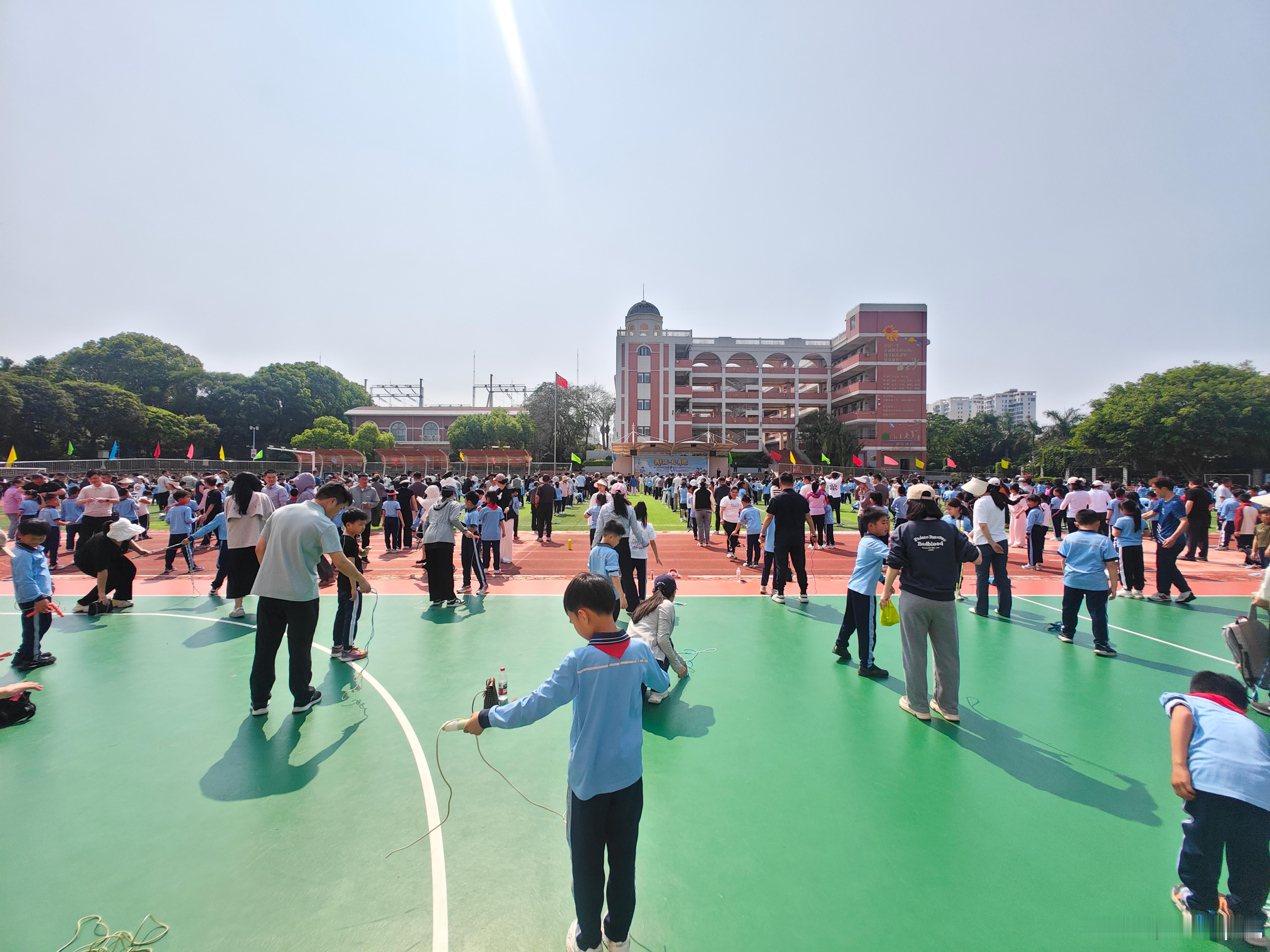 下午参加学校的亲子运动会多久没跳绳过了感觉自己这一把老骨头很久都没锻炼了 