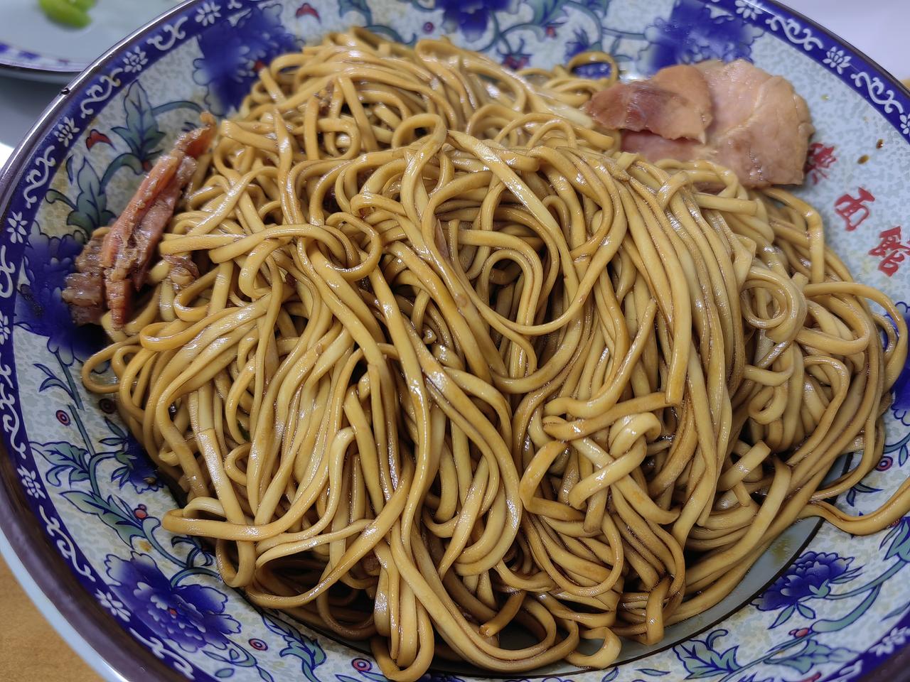 湖塘一乐面馆，其大名一乐知道者少，老板娘的外号名动湖塘。一碗经典硝肉猪油拌面，2
