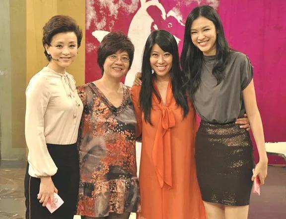 李国庆前妻俞渝和女星合影，最不漂亮的人就是她了。不过无论男女，只要有才其实外貌就