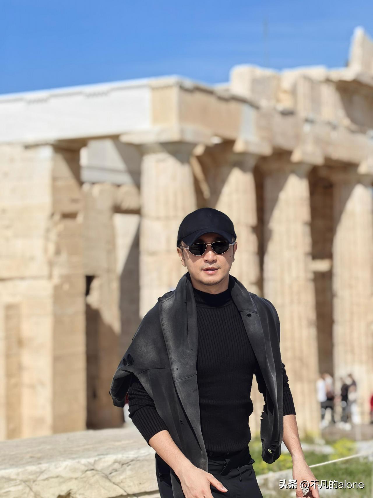 3月12日，尼格买提更新生活动态，并晒出3张旅行照，每一张都非常帅气。

近日，