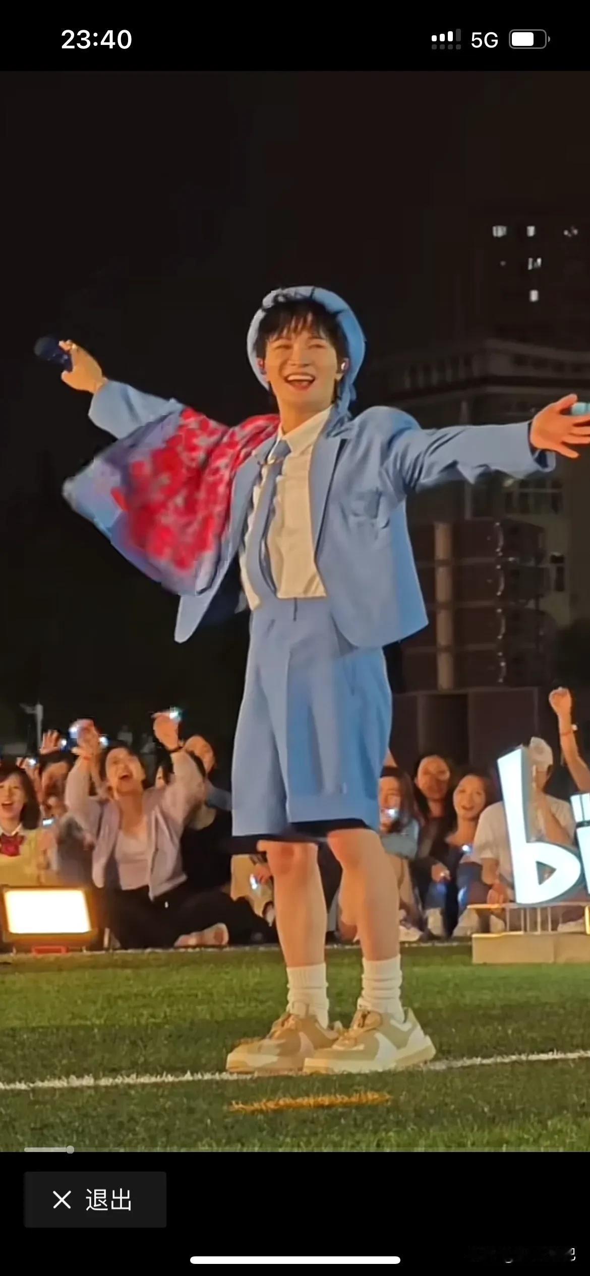 周深老师扮演木偶人，真的太好看了，这样一蹦一跳的，这身打扮很符合年轻人的风格。