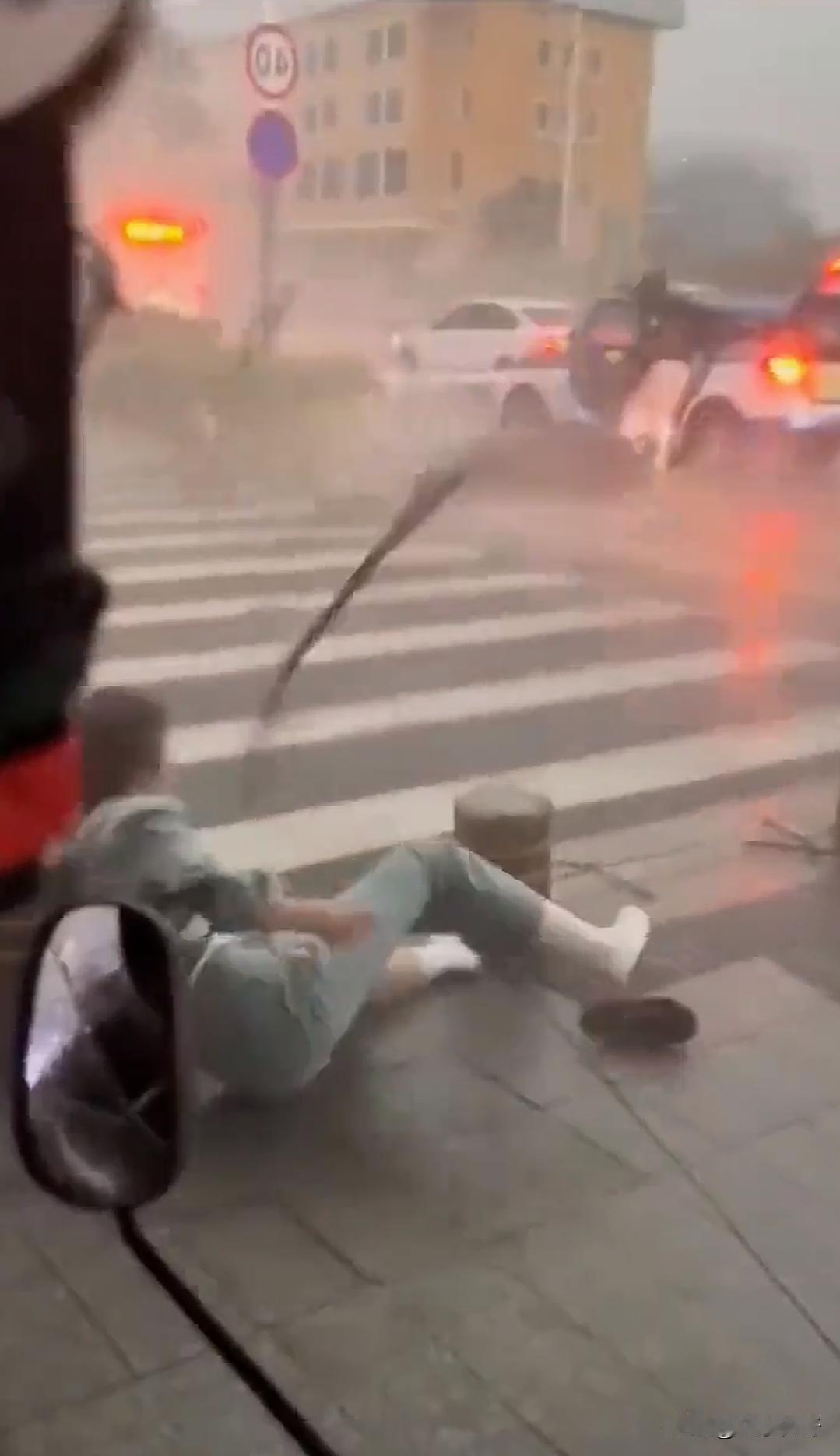 在南方，被台风刮倒，是不是很习以为常，都不害怕了?南方人大多有被台风刮倒过的经历