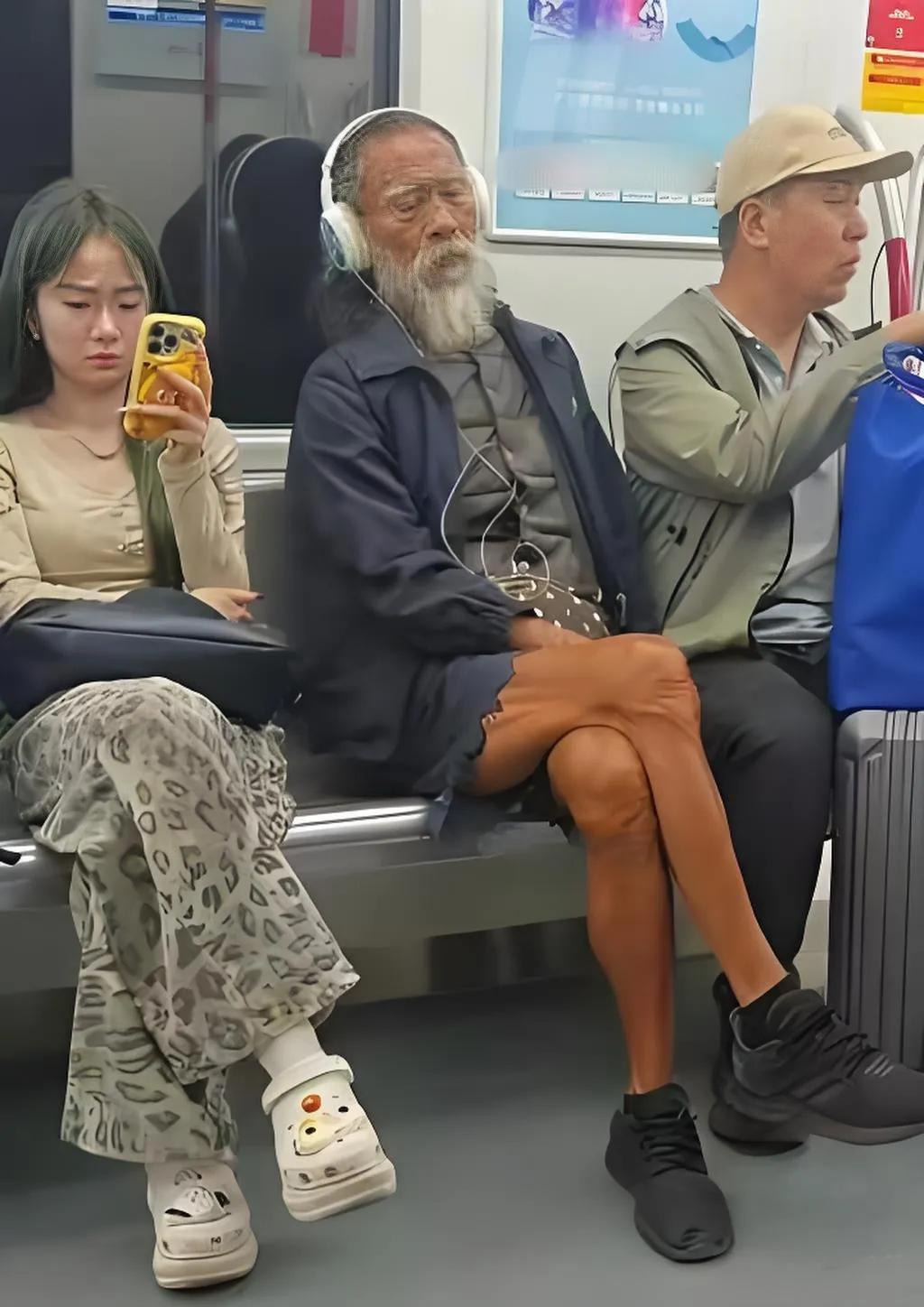 这位大爷也太潇洒了吧！假如用一个成语描述他的状态的话，哪个最贴切？