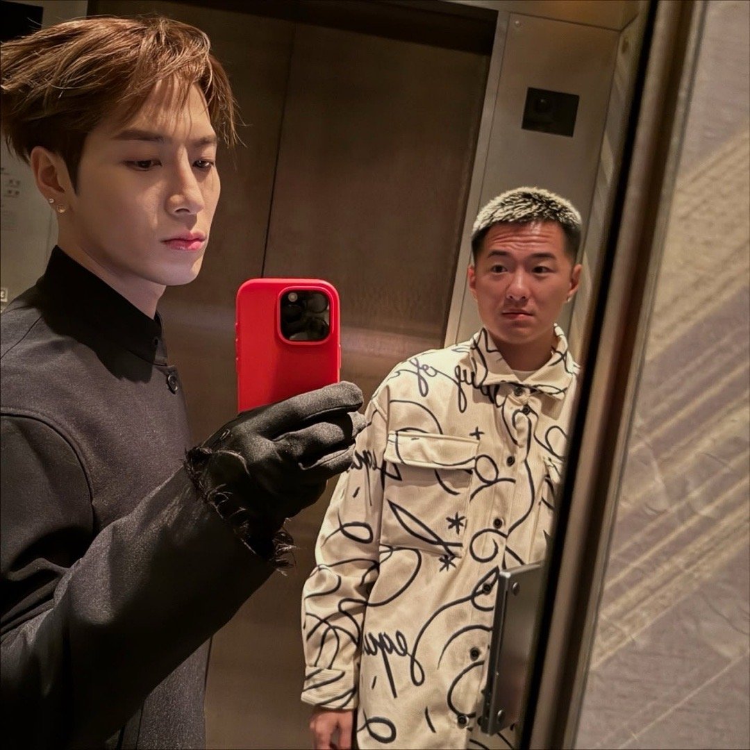 王嘉尔的东京vlog能不能再来一集 镜头语言甜过初恋！你和工作人员打赌输了的鬼脸