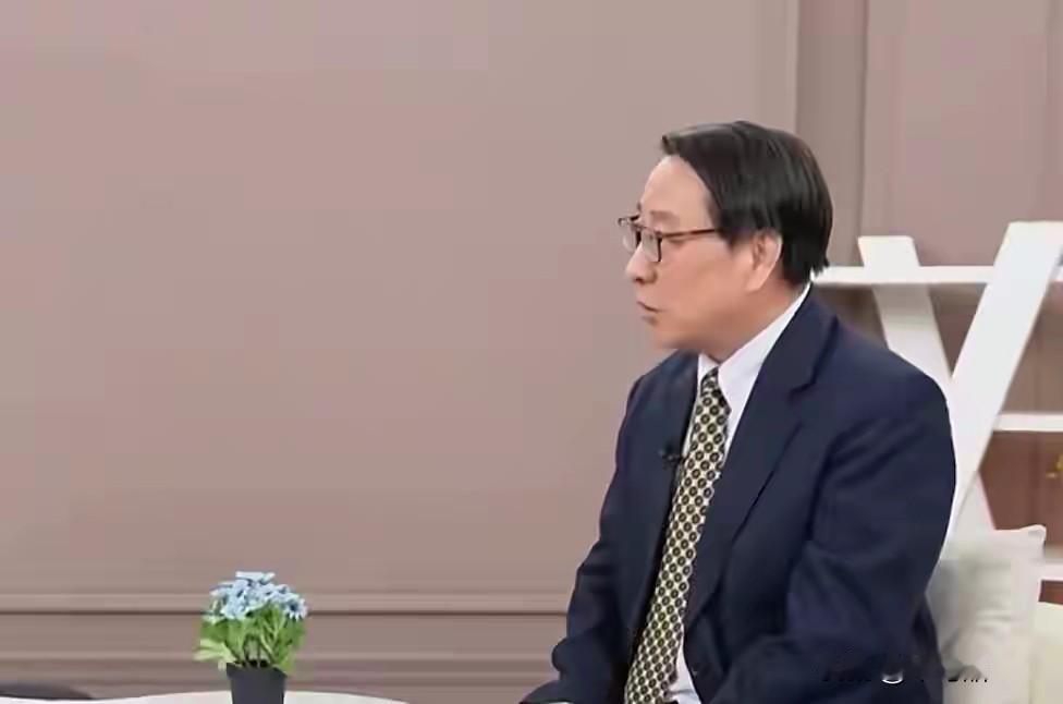 高志凯教授又出奇招！
针对高市此前的逆天言论，高教授给出了几个建议。他认为解决问