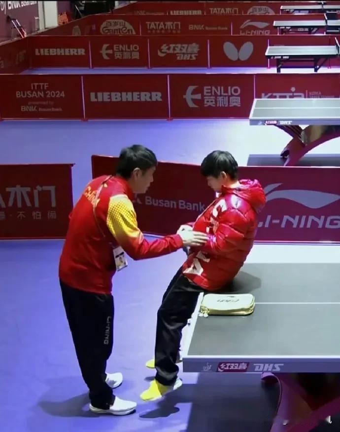 孙颖莎开直播谈及邱贻可，说出了3句大实话！

1、说实话，我和邱导的感情能说上三